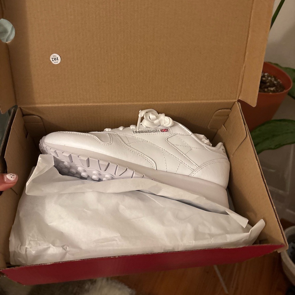 Reeboks classic leather sneakers NWT in box - Picture 2 of 8
